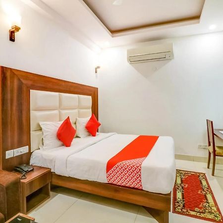 Hotel Airport View New Delhi Exterior photo